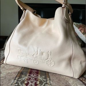 🥳 HOST PICK!🥳 COACH LEATHER HOBO. Color: Apricot. EUC!!!